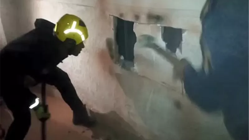 انقاذ مسن عقب احتجازه داخل مصعد كهربائي بأحد العقارات ببنها