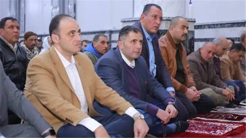 محافظ دمياط يؤدي صلاة الجمعة بالجامع الجديد ويتواصل مع المواطنين عقب الشعائر