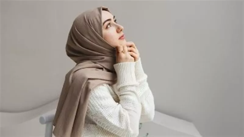 دار الإفتاء تحسم الجدل.. أمين الفتوى يكشف الفئات التي يجوز للمرأة كشف شعرها