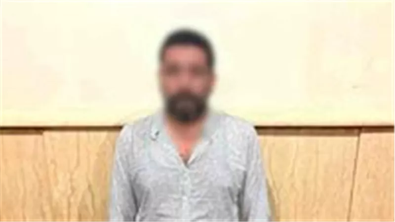 زوجته وثّقت الواقعة.. فيديوهات صادمة تطيح بأب اعتدى على نجليه بالإسكندرية 