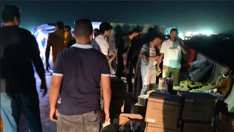 تصادم مروع بين سيارة نقل محملة بالشامبو وملاكي على طريق بنها الحر