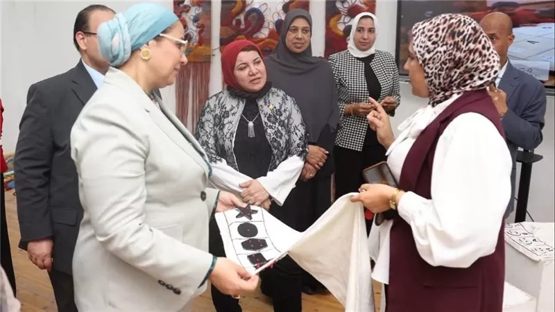 المستشارة أمل عمار تشهد معرض النسيج الذكي بجامعة كفر الشيخ