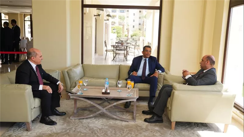 محافظ البحر الأحمر يستقبل وزير العمل لبحث التشغيل والتدريب المهني بالمحافظة