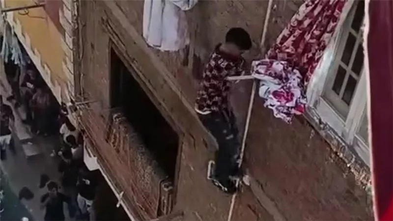 شاب يرقص فوق ماسورة غاز في فرح بشتيل وسط مخاوف من كارثة