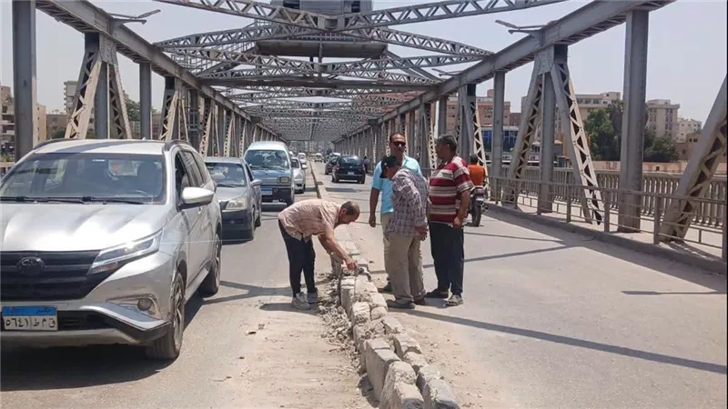 تحطم الرصيف الأوسط بكوبري كفر الجزار إثر حادث.. واستجابة فورية لإصلاح التلفيات