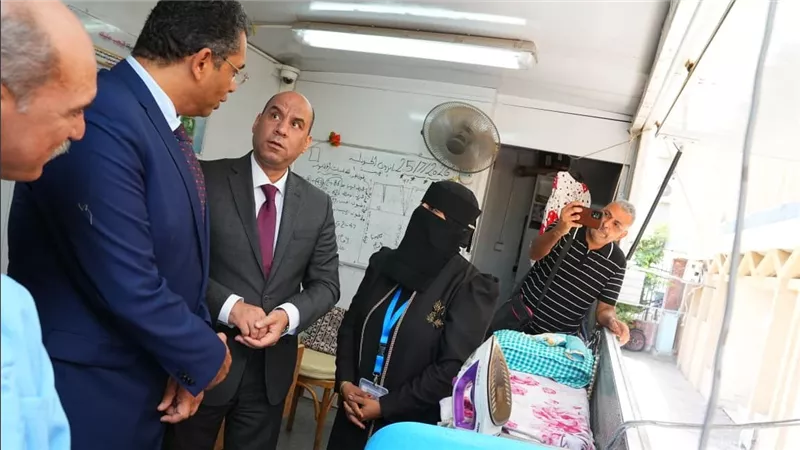 وزير العمل يتفقد وحدة التدريب المتنقلة بالغردقة لدعم المرأة وتمكين الشباب 