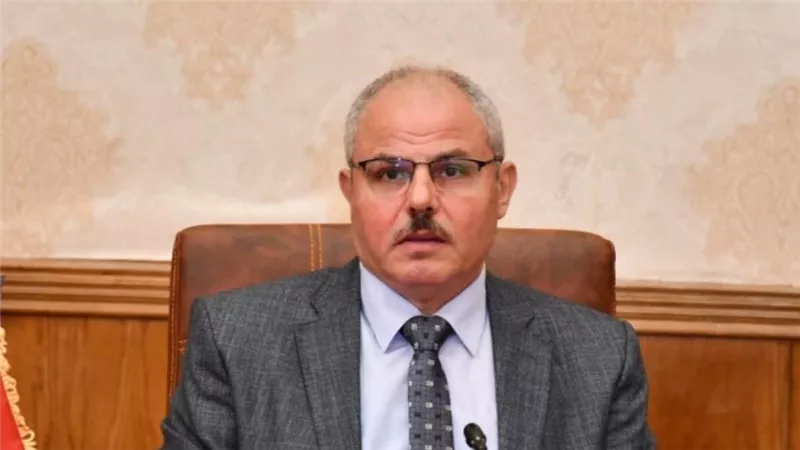 طالبات آداب قناة السويس يتصدرن قائمة العشرة الأوائل.. ورئيس الجامعة يعتمد نتيج