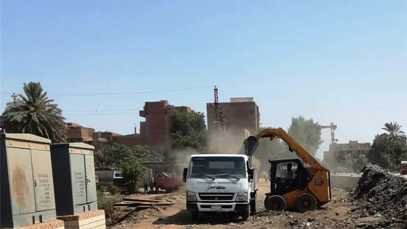 حملات مكثفة بكوم أمبو لرفع الإشغالات وتطوير منظومة النظافة والإنارة العامة