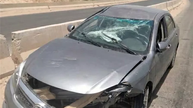 إصابة 3 أشخاص في انقلاب سيارة ملاكي بطريق العين السخنة بالسويس
