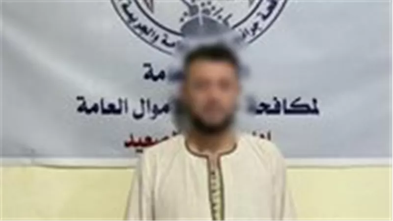 القبض على نصاب استولى على أموال مواطنة بانتحال صفة موظف بنك