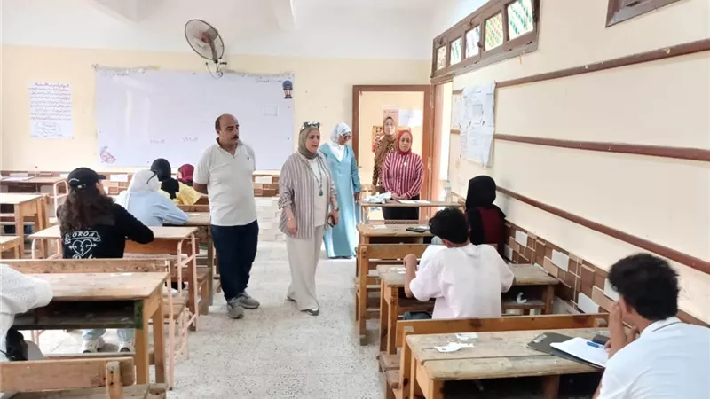 وكيل المديرية  تتفقد لجان الدور الثاني للإعدادية بالسويس 