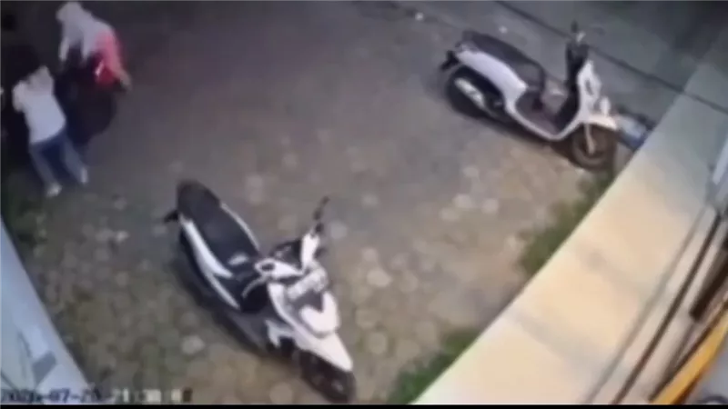 سرقة انتهت بـ«علقة ساخنة».. لص حاول سرقة آيفونين فوقع في قبضة سيدتين