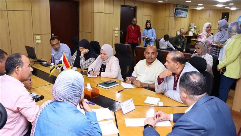 محافظ دمياط يناقش تطوير خدمات المياه والصرف الصحي وخطط التوسع 