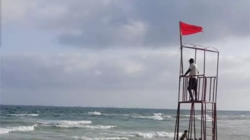إشغال متوسط بشواطئ الإسكندرية.. ورفع الرايات الحمراء بعدد من المواقع