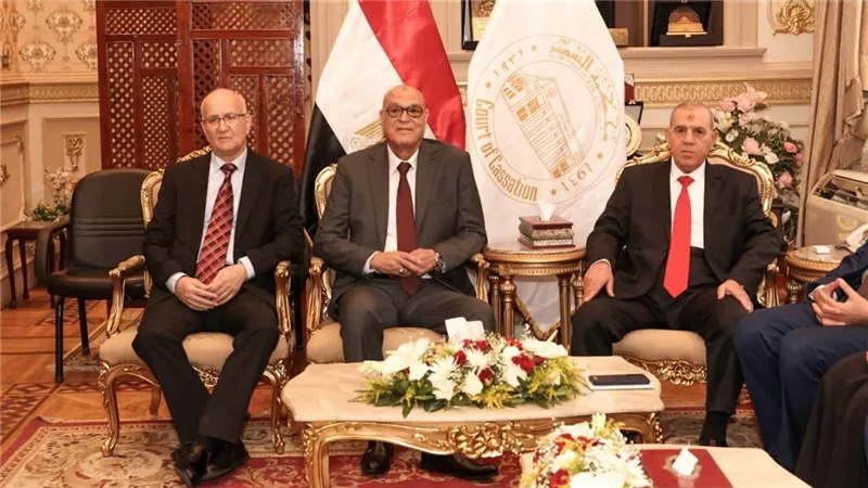 قمة قضائية بدار القضاء العالي.. رئيس قضايا الدولة يهنئ رئيس مجلس القضاء الأعلى بمهام منصبه الجديد