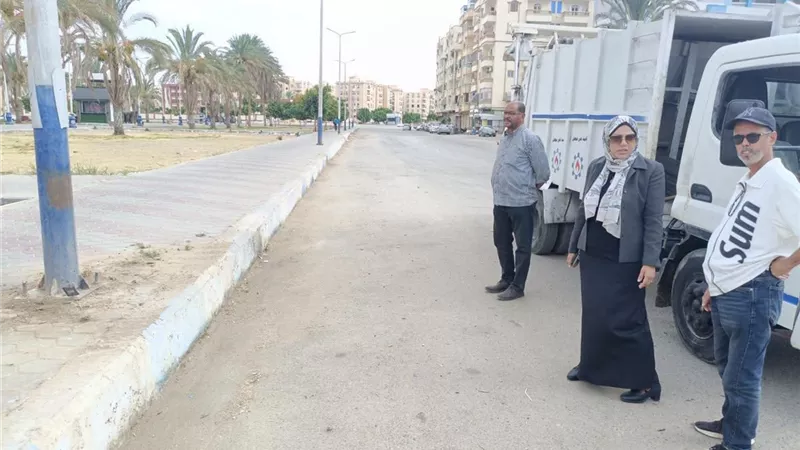 حي فيصل بالسويس يواصل حملات الكنس اليدوي ورفع الرمال لتحسين النظافة بالشوارع