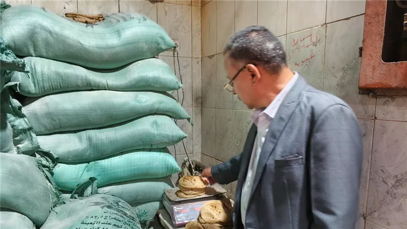 وكيل مديرية تموين أسيوط يتفقد مخابز الوليدية.. ومحاضر للمخالفين  