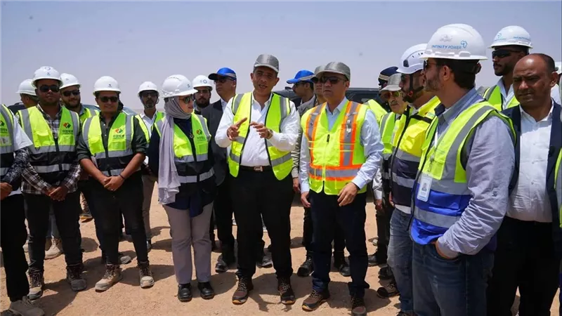 وزير العمل يتفقد مشروع رياح رأس غارب ويؤكد دعم الاستثمار وفرص العمل