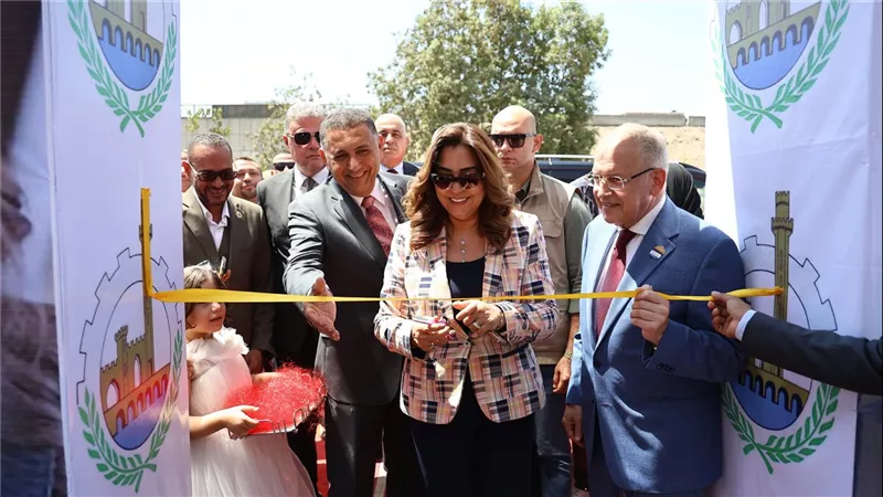 وزيرة التنمية المحلية ومحافظ القليوبية يفتتحان المركز التكنولوجي الجديد