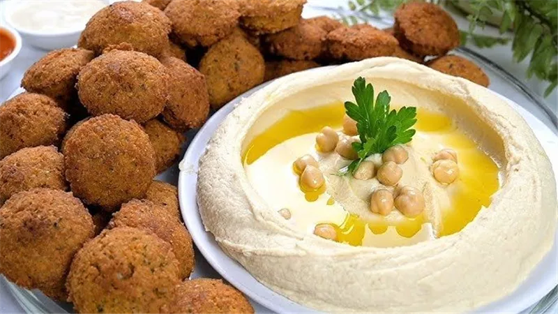 أطعمة بسيطة على المائدة قد تعزز صحة القلب.. خبراء يكشفون الخيارات الأفضل