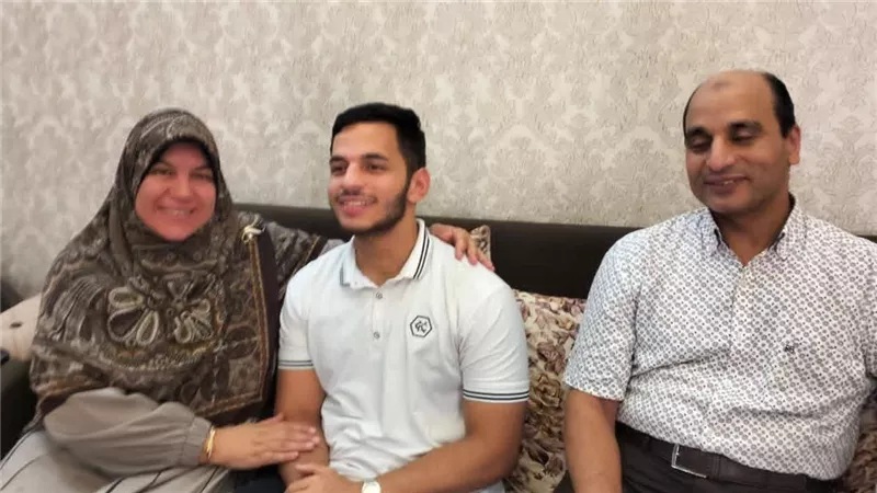 تكريم مستحق.. محافظ دمياط يهنئ «البراء طارق» بتفوقه في الثانوية العامة