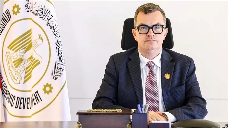 وزير التخطيط يتابع خطة فض التشابكات والربط الإلكتروني الشامل مع المالية