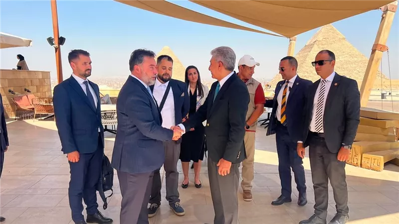وزير السياحة يبحث مع عدد من مسؤولي دولة البوسنة تعزيز التعاون بين البلدين