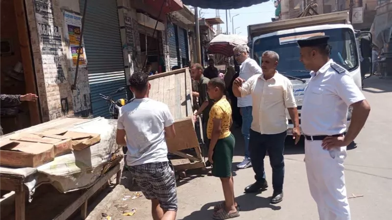 إزالة ١١٠ مخالفة إشغال طريق بعدد من شوارع كفر الدوار بالبحيرة