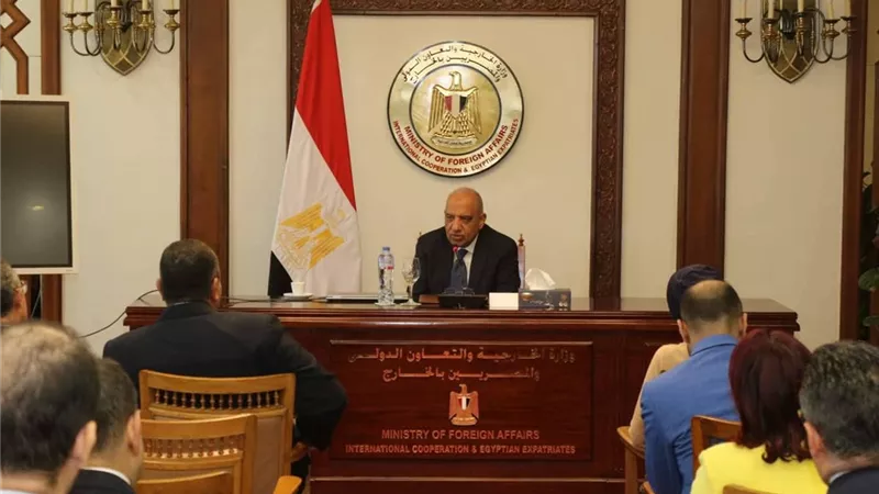 وزير الكهرباء يعرض الفرص الاستثمارية وتوطين الصناعة أمام رؤساء البعثات