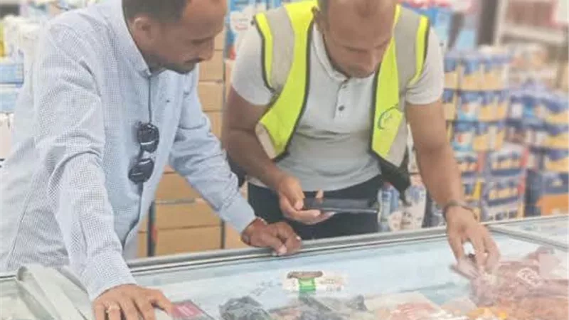 تحرير 140 محضراً تموينياً خلال حملات رقابية مكثفة لضبط الأسواق والمخابز بأسوان