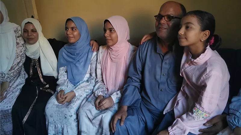 إمام مسجد يحتفل بتفوق توأمته في الثانوية الأزهرية: «ربنا حقق حلم بناتي»