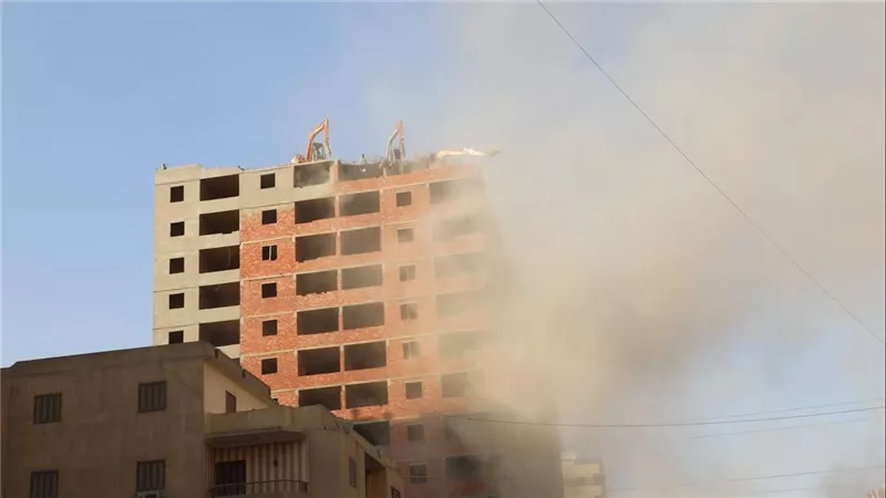على مساحة 700 متر.. إزالة عقار مخالف بشارع مؤسسة الزكاة بالقاهرة