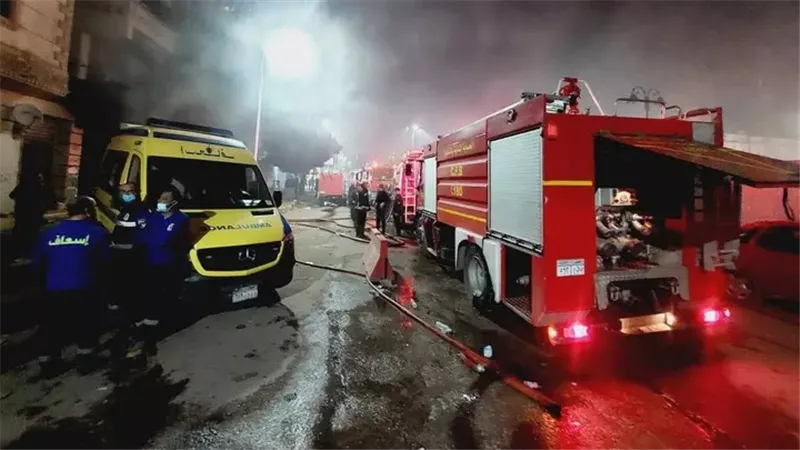 انتداب خبراء المعمل الجنائي لمعاينة حريق مخزن كرتون في البراجيل