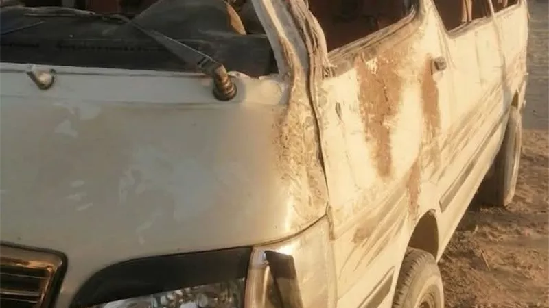 إصابة 5 أشخاص في انقلاب ميكروباص بطريق السخنة في السويس