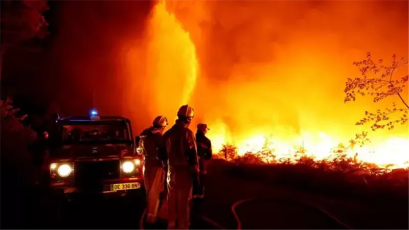 أرقام مفزعة.. الحرائق تجبر 220 ألف شخص بمغادرة منازلهم في فرنسا