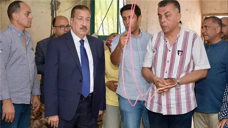 محافظ بورسعيد يتابع أعمال تطوير المبنى المؤقت لسداد اشتراكات التأمين الشامل