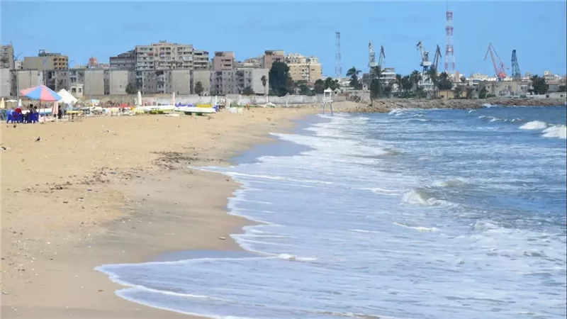 حفاظاً على أرواح المصطافين.. استمرار اخلاء شاطىء بورفؤادوحظرالسباحة 