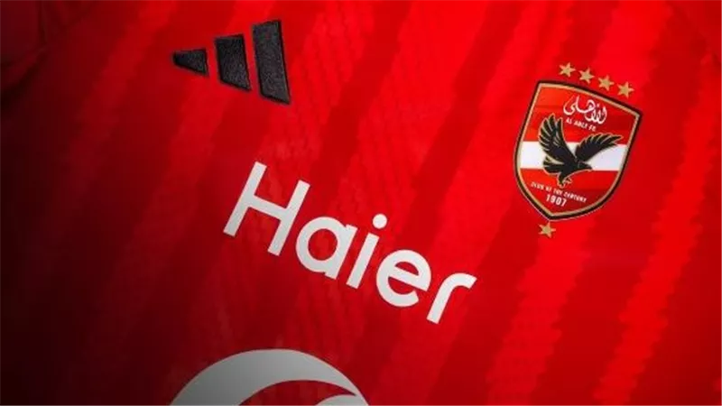بالصور.. الكشف عن ملامح قميص الأهلي الجديد قبل بداية الموسم