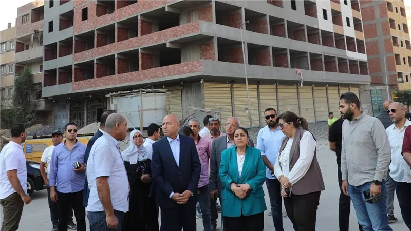 محافظ القاهرة يشرف على إزالة عقار مخالف ويحذر من البناء دون تراخيص