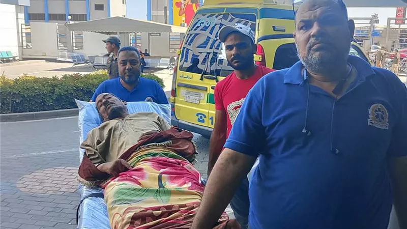محافظ السويس يستجيب لاستغاثة إنسانية وينقذ مواطنا مريضا.. ويوجه بعلاجه 