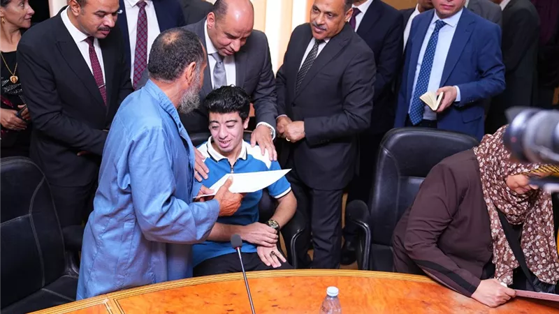 وزير العمل ومحافظ الشرقية يسلمان ٥٠ عقد عمل لذوي الهمم من أبناء المحافظة