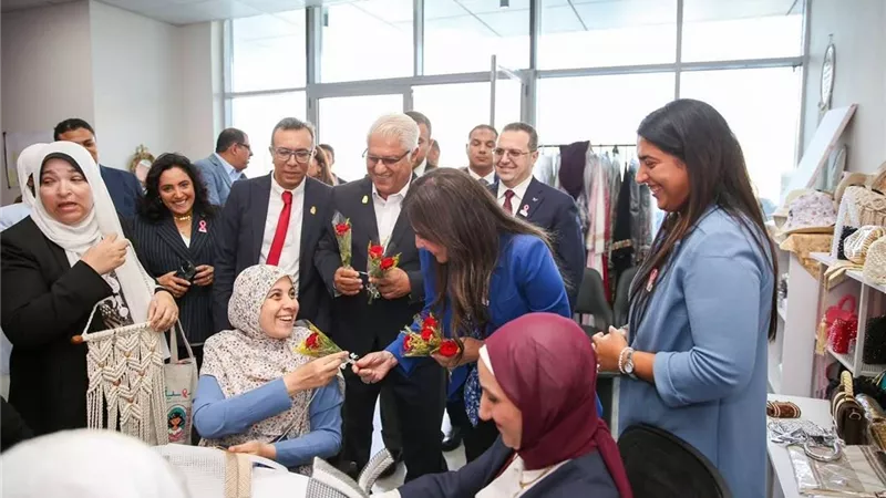 وزيرة الإسكان تفقد مستشفى 