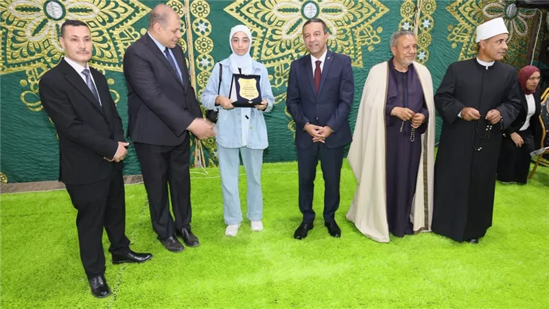 محافظ المنوفية يكرم أوائل الشهادة الإعدادية العامة والأزهرية 
