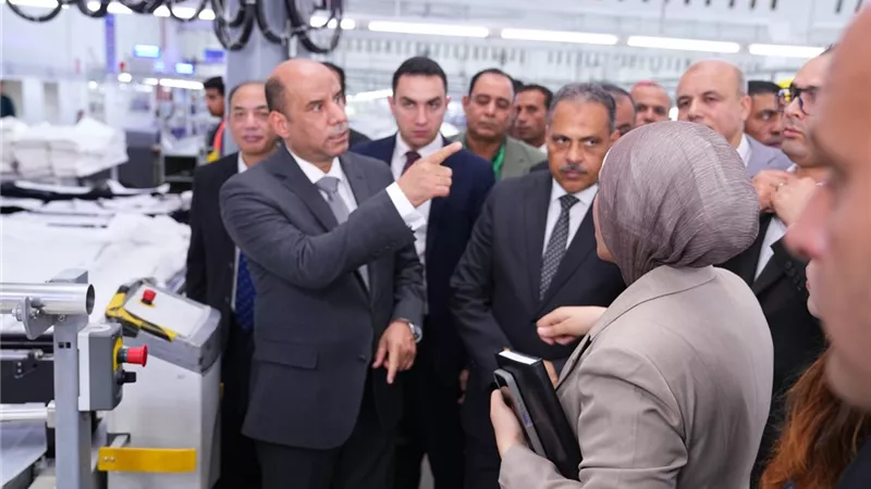 جولة لوزير العمل ومحافظ الشرقية بمصنع 