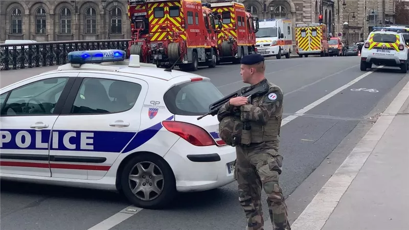 هجوم بسكين في باريس يسفر عن إصابة 3 أشخاص والشرطة توقف المشتبه به
