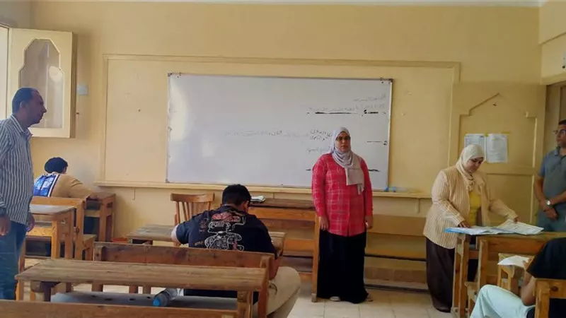 الانضباط في اللجان..وكيل منطقة السويس الأزهرية تتابع امتحانات الدور الثاني
