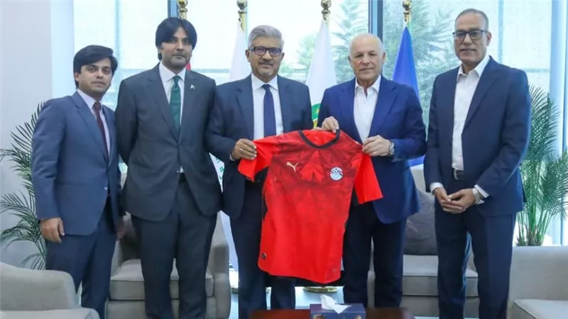 هاني أبو ريدة رئيس الاتحاد المصري لكرة القدم يستقبل السفير الباكستاني في مصر