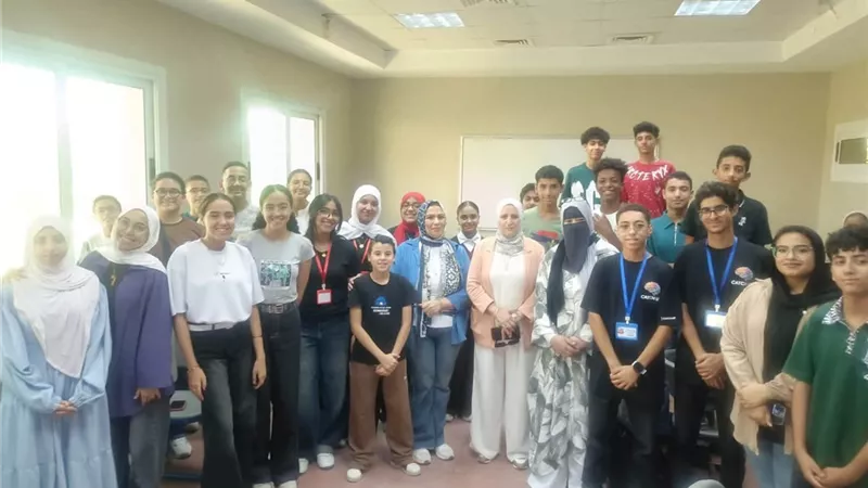 وكيل تعليم السويس تتابع الموهوبين والتعليم الذكي وتشيد بإبداعات الطلاب 