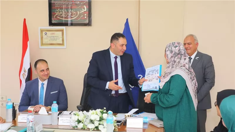 محافظ دمياط يلتقي أهالي السرو ضمن مبادرة «المحافظ هيجيلك» ويوجه بحل الشكاوى