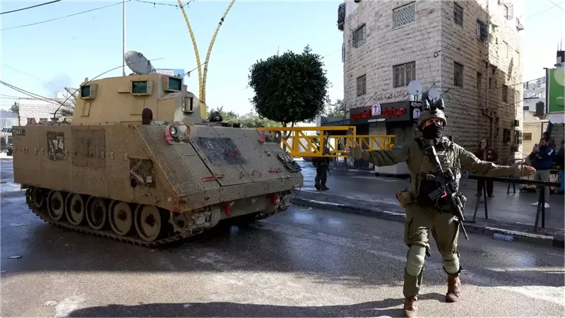 الاحتلال يعتقل 4 فلسطينيين نزعوا سلاح جندي إسرائيلي جنوب الخليل